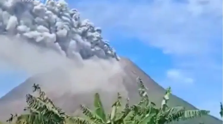 Alerta en Sumatra por erupción del volcán Sinabung.