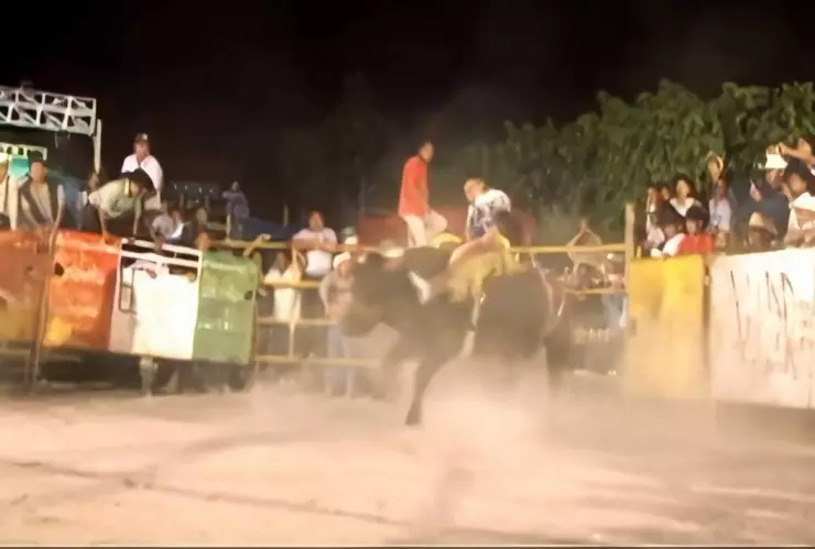 Muere niño al explotar cohetón en jaripeo de Morelos