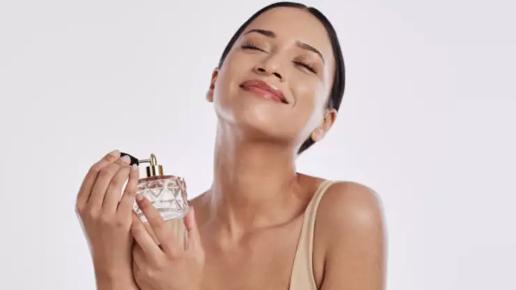 ¿Cómo oler rico todo el día? Consejos para que tu perfume dure más