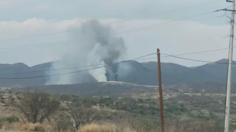 VIDEO: Incendio arrasa sin control el basurero de Acatlán en Puebla hoy 8 de mayo de 2025