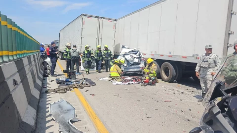 Vehículo prensado en tráileres en la México-Querétaro