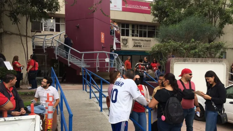 Maestros hacen paro fuera de la Secretaría de Educación