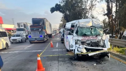 ¡Imagen devastadora! Ambulancia queda destruida y dos personas mueren prensadas tras fatal accidente autopista México-Querétaro