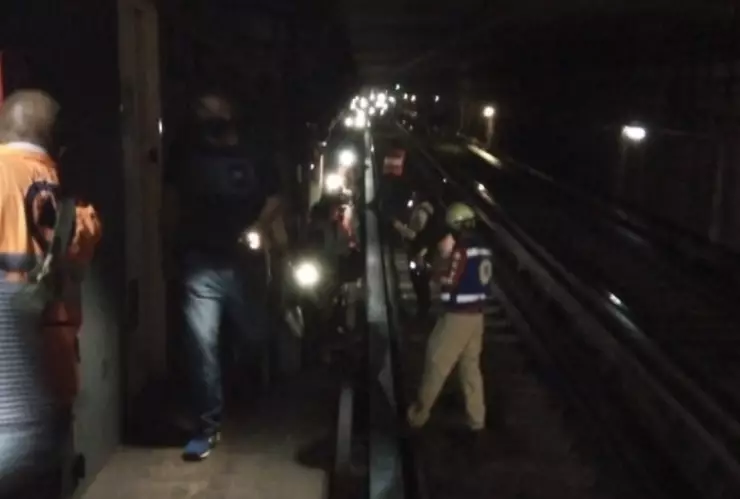 Usuarios del Metro CDMX tuvieron que caminar por las vías tras falla en tren