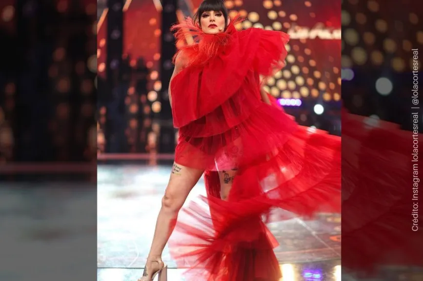 Lola Cortes con vestido rojo.jpg