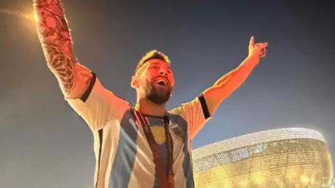 ¡Un Crack! Le tiran camiseta a Messi en pleno semáforo y así reaccionó el campeón del mundo.jpg