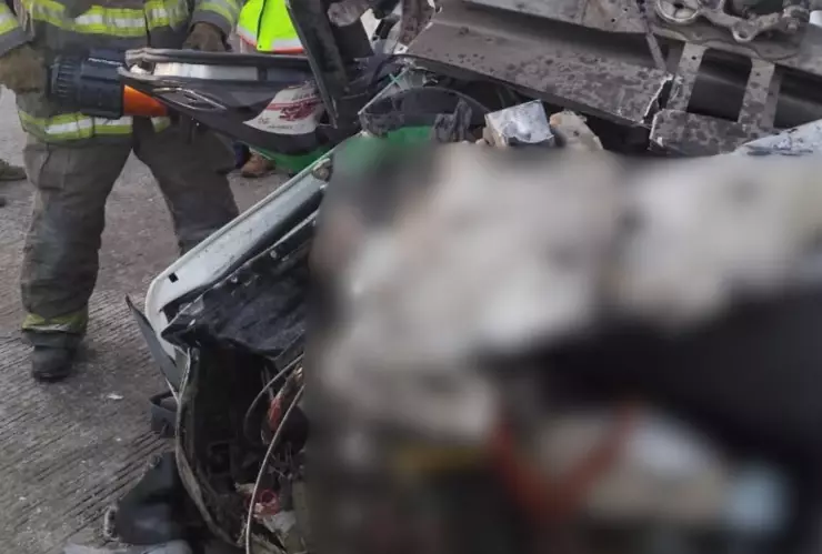 CIERRAN Macrolibramiento por choque de vehículo de carga pesada; hay una persona prensada