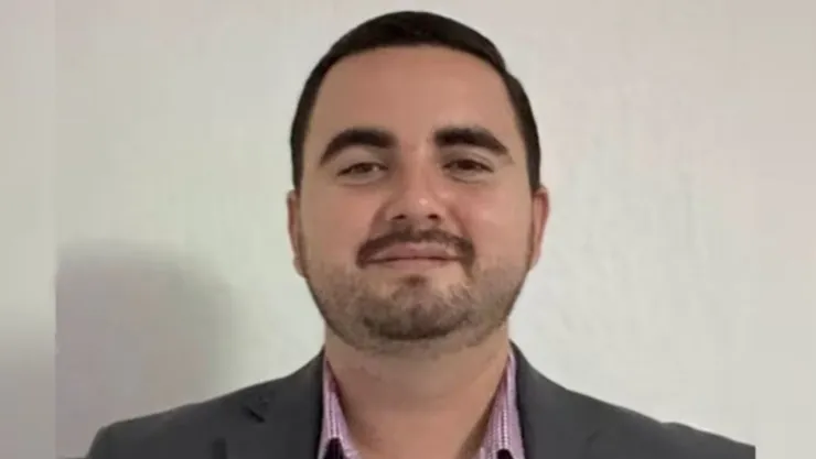 ¿Quién es Adrián Aguirre?