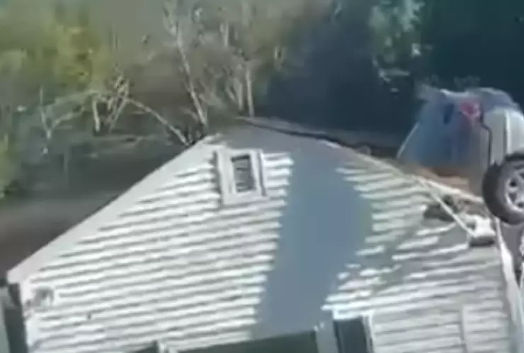 ¿Llueven autos? Auto se estrella y queda incrustado en el techo de una casa