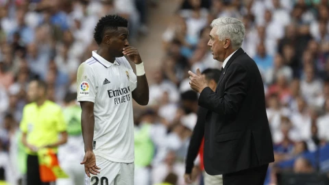 Vin&iacute;cius y Carlo Ancelotti con el Real Madrid