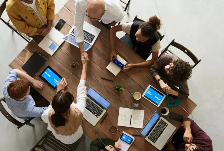 cuales-signos-zodiaco-seran-compatibles-trabajo-resta-2024