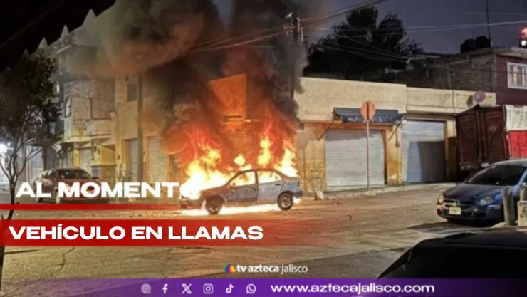 FOTO | ¡ÚLTIMA HORA! Incendian un vehículo en la colonia Heliodoro Hernández Loza de Guadalajara