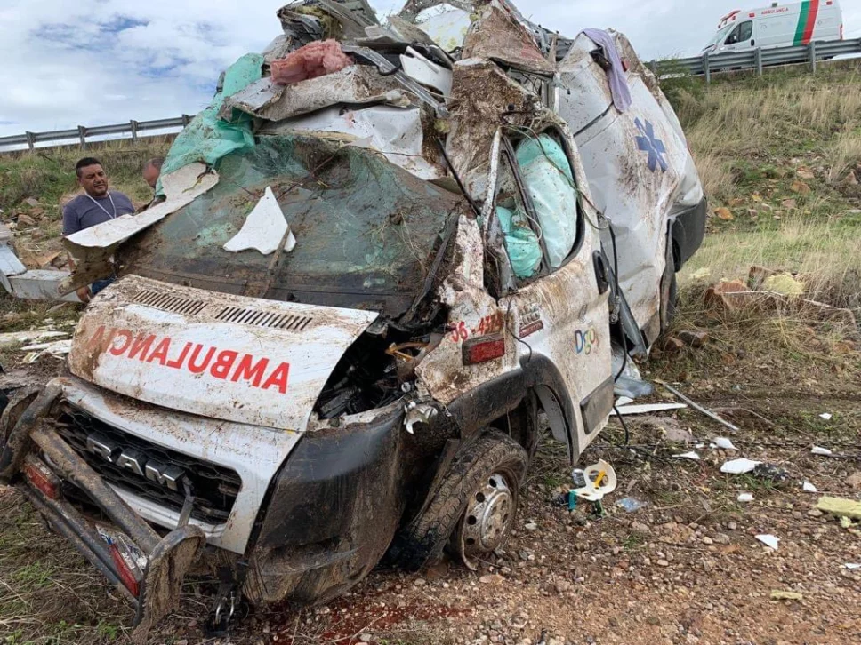 Vuelca ambulancia y muere el herido al que trasladaba en Durango