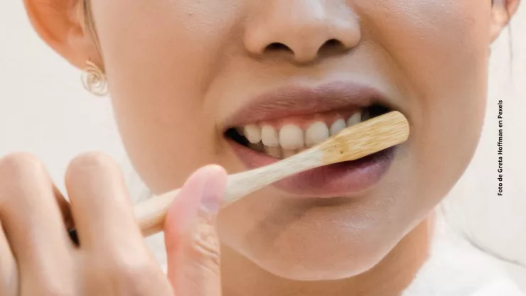 ¿Es bueno o malo enjuagarse los dientes después de cepillarse?