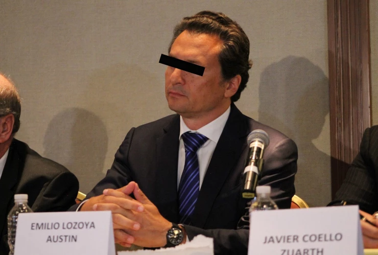 Emilio Lozoya con antifaz