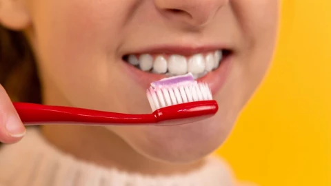 ¿Mojas el cepillo de dientes antes de usarlo? Lo estás haciendo mal