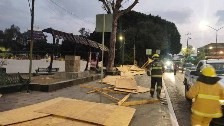 Viento caída de estructura metálica Paseo Bravo en Puebla