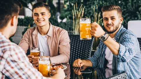 El sol hace que los hombres coman más