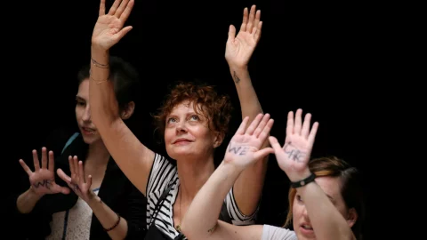 susan sarandon detenida en la marcha de las mujeres washington