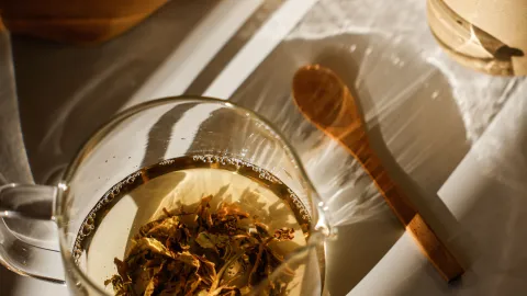 El té de jamaica con laurel y clavo ayuda al sistema digestivo