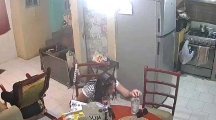 Pareja droga y roba a adulto mayor en su propia casa en Apodaca