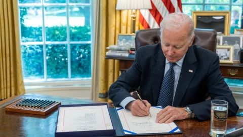 Joe Biden firma ley para
