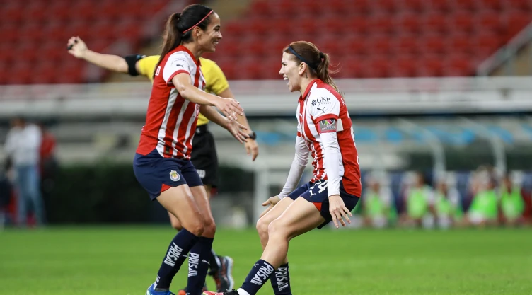 Caro Jaramillo y Licha Cervantes festejan gol de Chivas en liguilla