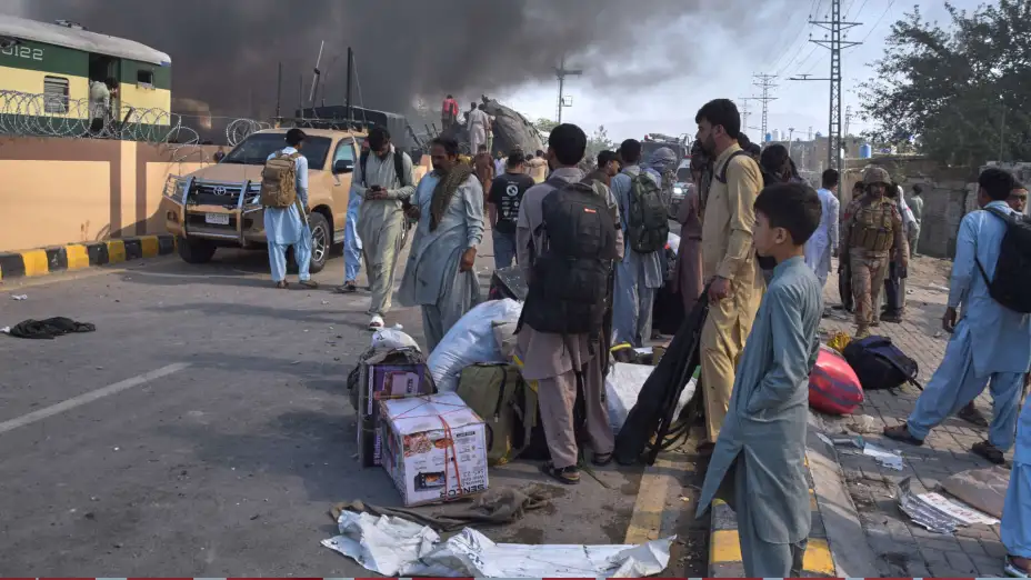 Escena tras un atentado contra un tren en Pakistán.