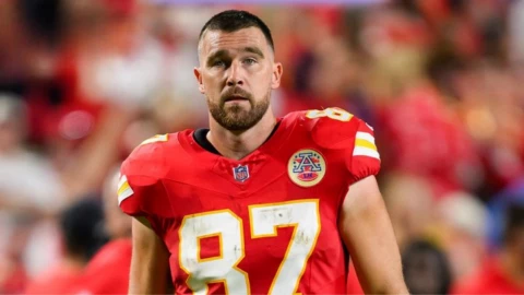 Travis Kelce seguirá un año más en la NFL y será con los Kansas City Chiefs.