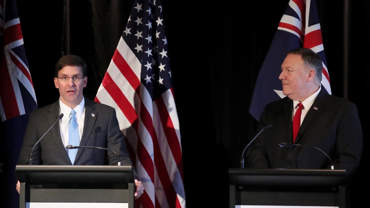 Foto de archivo. El Secretario de Defensa de los Estados Unidos, Mark Esper, habla junto al Secretario de Estado, Mike Pompeo, durante una conferencia de prensa.