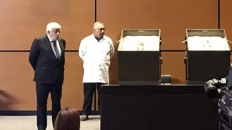 VIDEO_ Maussan muestra “cuerpos no humanos” en la Cámara de Diputados