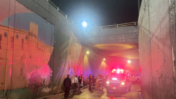 Choque CDMX HOY: ¡Volcadura emergencia Navidad! Auto jóvenes disparado desnivel Oceanía