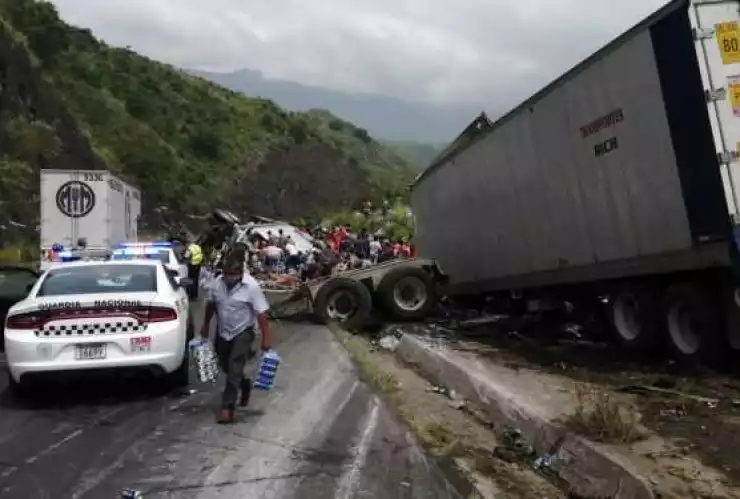 Se desata la rapiña al volcarse tráiler con refrescos en autopista Puebla-Orizaba.