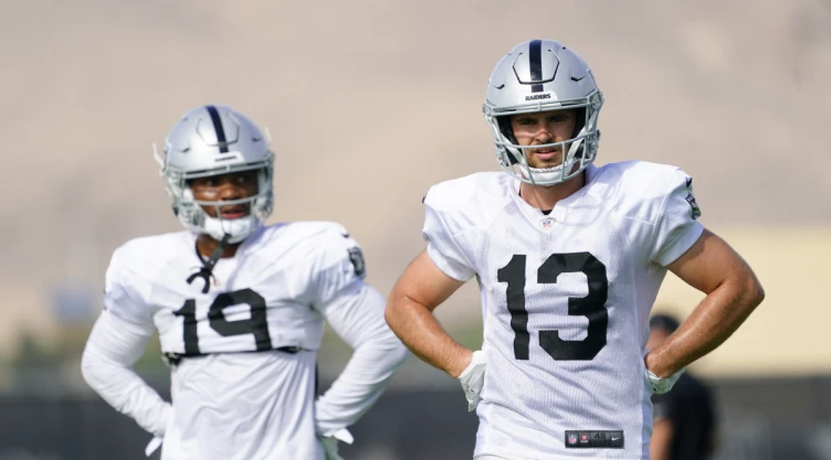 Jugadores de Raiders en el entrenamiento