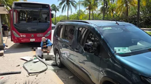 Tres personas heridas deja accidente entre camión y auto particular en la Zona Hotelera de Cancún