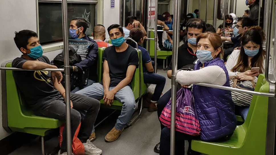 Decenas de personas en el Metro de la CDMX usando mal el cubrebocas y sin careta, lo cual aumenta las posibilidades de contagio de la COVID-19.