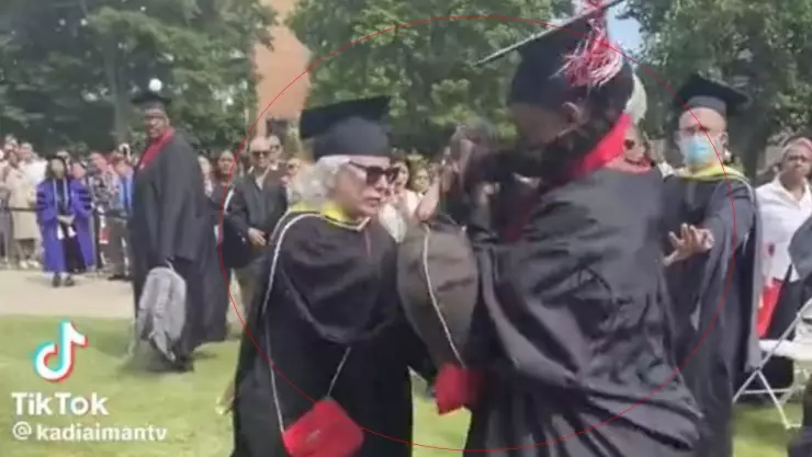 Maestra y alumna se pelean en plena ceremonia de graduación (VIDEO)