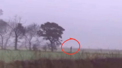 Slender Man en video grabado por niño en bicicleta.png