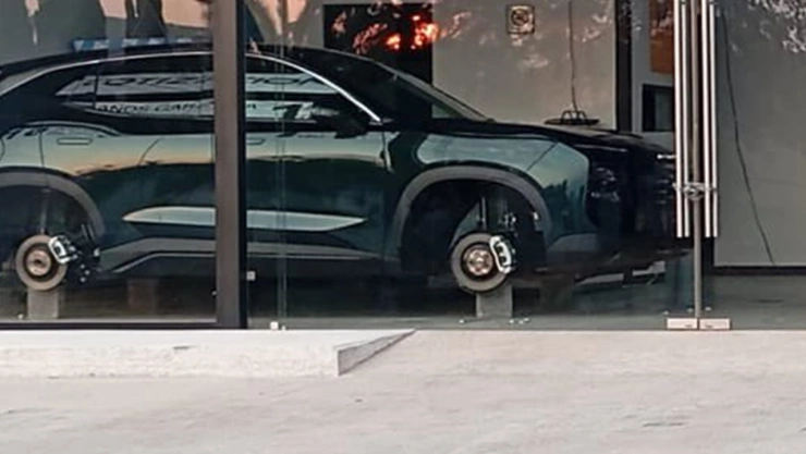 Dan cristalazo a agencia de autos de San Andrés Cholula