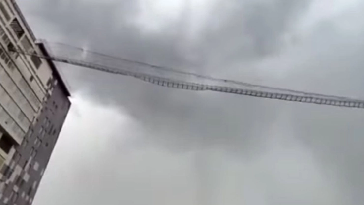 Puente colgante de cristal se rompe por lluvias