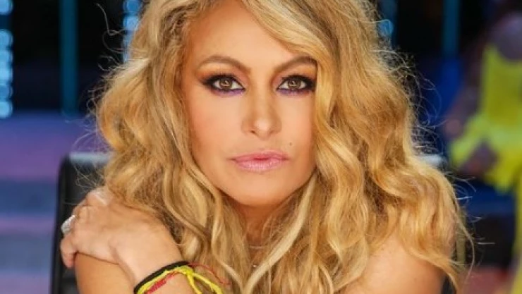 Paulina Rubio es captada haciendo sus necesidades en la playa