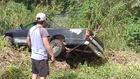 Conductora se sale del camino