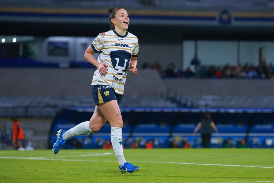 Stepnahie Ribeiro con Pumas Femenil .jpg