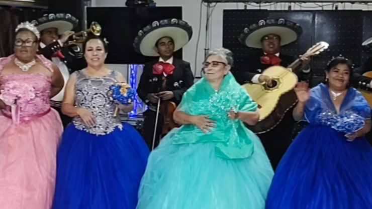 Abuelitas festejan sus XV años