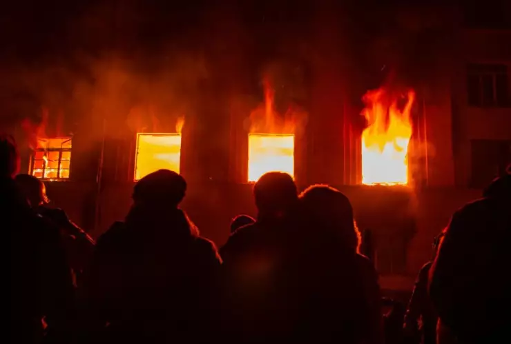 Incendio consume local de Plaza Tolín en Puebla hoy 22 de abril de 2025: Provoca evacuación masiva