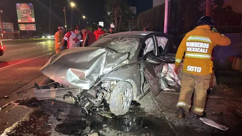 Adolescente choca contra estructura metálica en Mexicali: dos heridos graves