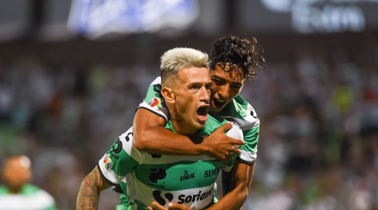 Brian Lozano festeja el gol del triunfo en el partido Santos vs Monterrey