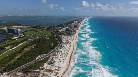 playa delfines cancún.jpg
