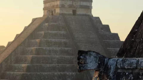 El Templo de Kukulcán, es un edificio prehispánico ubicado en la península de Yucatán.