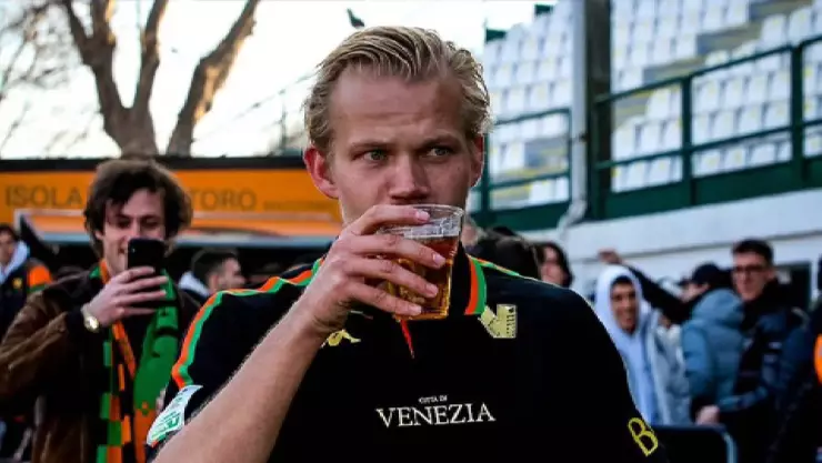 Joel Pohjanpalo compra una cerveza al ser sustituido con el Venezia